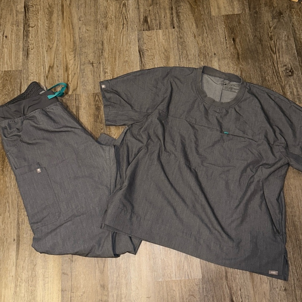 Figs women’s large graphite scrub set